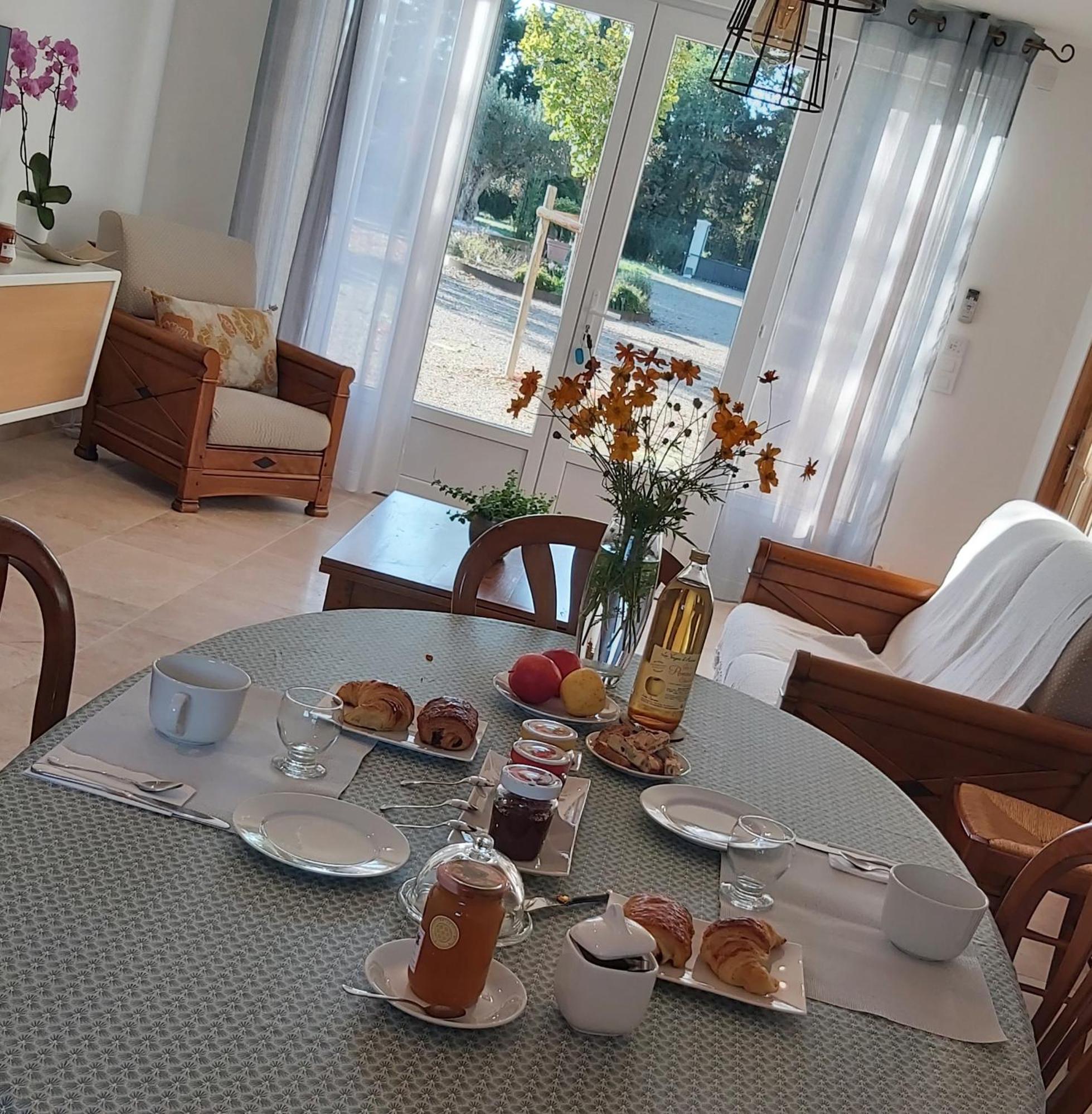 Bed and Breakfast Mas Des Tourterelles Jonquieres  Екстер'єр фото